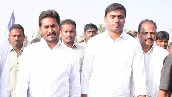 మిథున్ రెడ్డి పరామర్శకు జగన్ దూరం, తెర వెనుక..!?