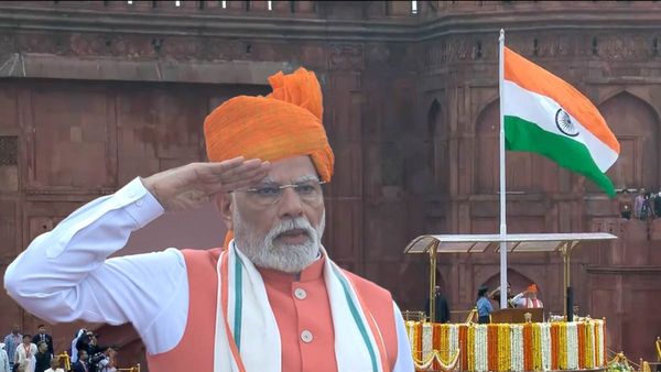 ఎర్రకోటపై త్రివర్ణ పతాకం రెపరెప