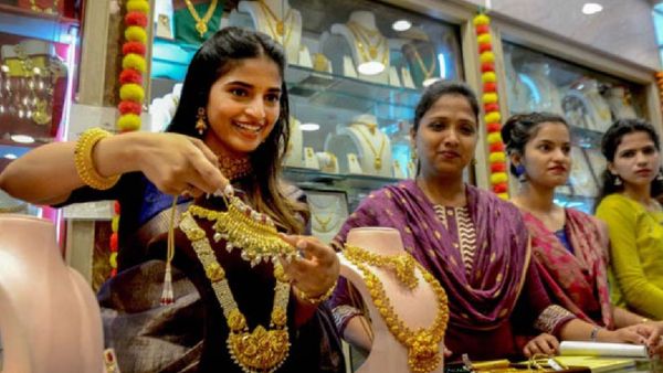  భారీగా తగ్గిన బంగారం ధరలు..10 గ్రాములు ఎంతంటే..?