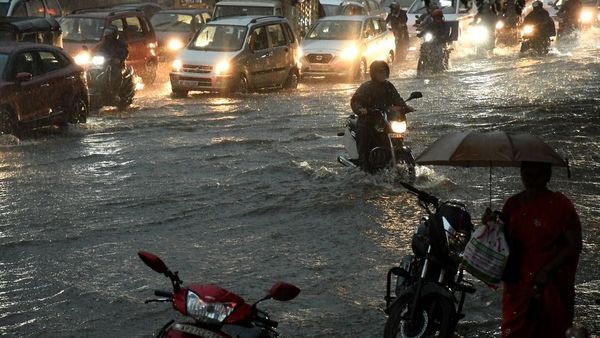 కరుణించవా వరుణ దేవా.. హైదరాబాద్ లో దంచికొడుతున్న భారీ వర్షం !