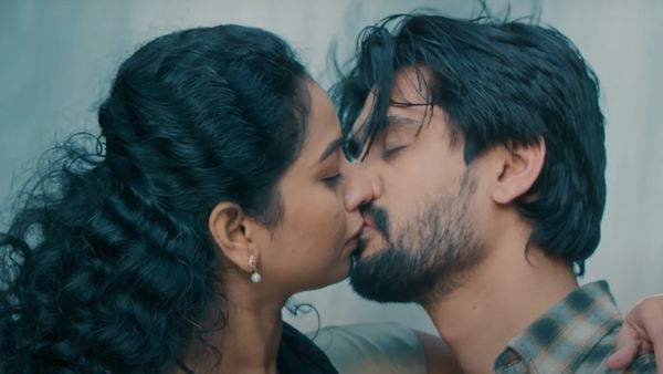 ముద్దులతో రెచ్చిపోయిన తెలుగు యాంకర్.. వీడియో వైరల్ !