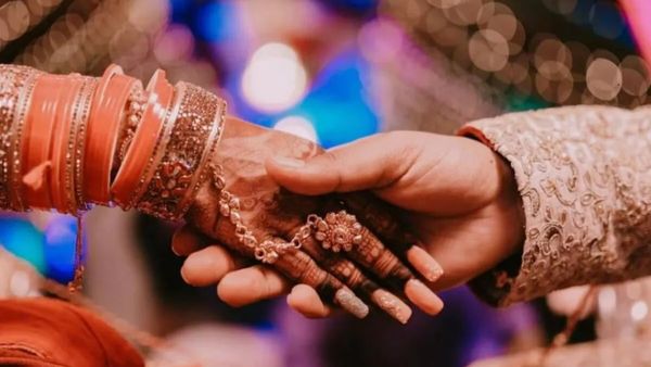 కుమార్తె లవ్ మ్యాటర్ లీక్.. ప్రియుడిని ఇంటికి పిలిపించి చేయకూడని పని !