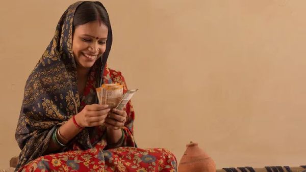 మహిళలకు ఫ్రీగా నెలకు రూ. 7 వేలు..ఆలస్యం చేస్తే మీకే నష్టం