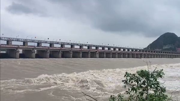 5 లక్షల క్యూసెక్కుల వరద పోటు- ప్రకాశం బ్యారేజీ వద్ద మొదటి ప్రమాద హెచ్చరిక?