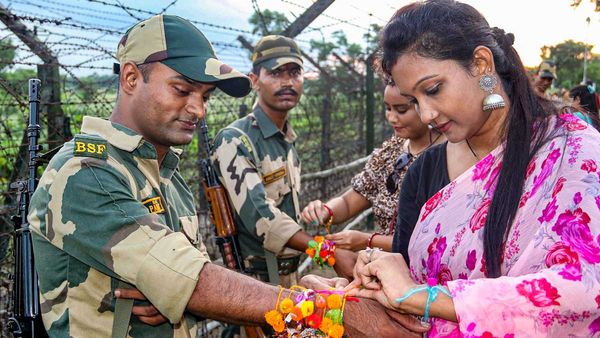 రాఖీ రోజు సోదరికి ఏ బహుమతులు ఇస్తే శుభం - ఇవ్వకూడని గిఫ్ట్స్ ఇవీ..!!