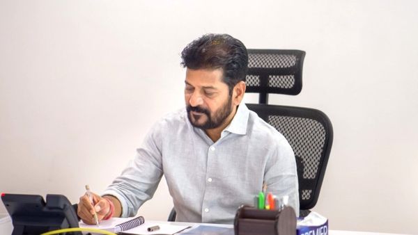 హైదరాబాద్ లో భారీ `భవన్`: మాజీ సీఎం స్మారకార్థం- రేవంత్ తాజా నిర్ణయం