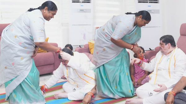 సీతక్క కాళ్లు మొక్కిన పొన్నం - ఆశీర్వదించమ్మా..!!