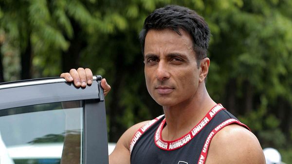 డబ్బుల కోసం ఫ్లాట్ అమ్మేసిన సోనూసూద్!