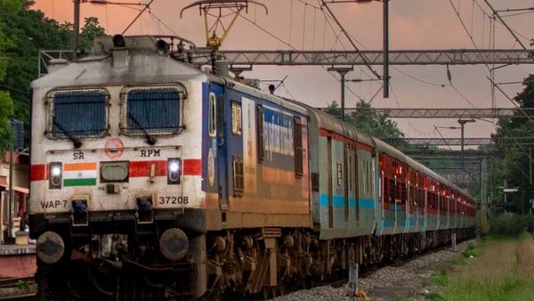 సికింద్రాబాద్ నుంచి కర్ణాటకకు ప్రత్యేక రైళ్లు: ఏపీలో హాల్ట్ స్టేషన్లు