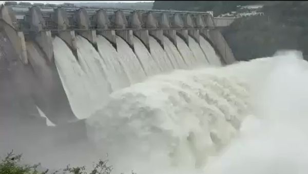 ఉగ్రరూపం దాల్చిన శ్రీశైలం