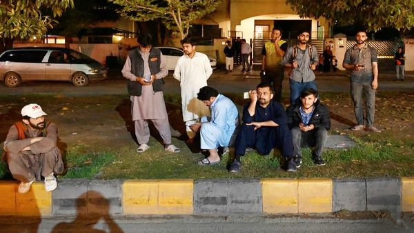 పాకిస్థాన్ లో భారీ భూకంపం.. ప్రజలు ఇళ్ల నుంచి పరుగులు.. ఖురాన్ పఠనం