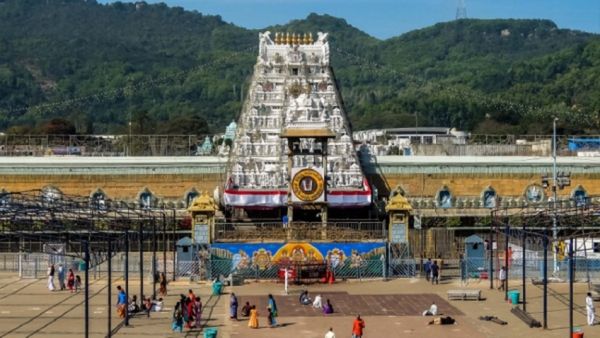 శ్రీవారి ఆలయం బంగారు వాకిలి వద్ద.. 