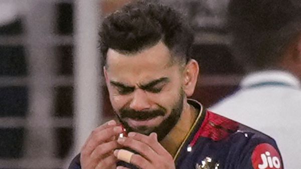 బాత్ రూమ్ లో కోహ్లీ ఏడవటం చూశా