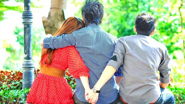 ప్రియుడితో 15 రోజులు, భర్తతో 15 రోజులు గడిపేలా అవకాశం ఇవ్వండి: దండం పెట్టిన పెద్దలు