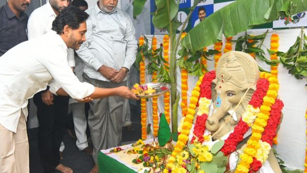 YS Jagan : డిక్లరేషన్ చర్చకు అలా చెక్ పెట్టేసిన జగన్..!