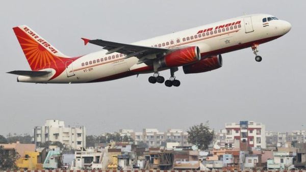 విశాఖలో చిన్నపక్షి దెబ్బకు వణికిపోయిన ఎయిర్ ఇండియా, 103మంది ప్రయాణికులు!