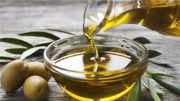 రంగులు వద్దు.. జుట్టును నల్లబరిచే ఈ ఆయుర్వేదిక్ నూనె తయారు చేసుకుని వాడండి!