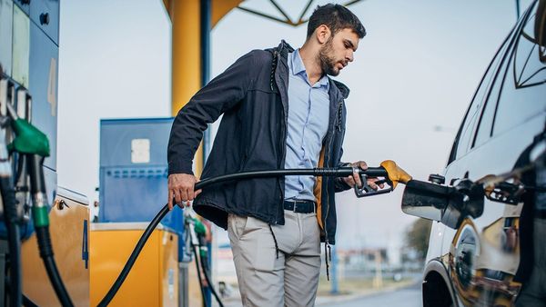 కారులో ఎంత పెట్రోల్ లేదా డీజిల్ నింపాలి? చాలా మంది చేసే పొరపాటు ఇదే!