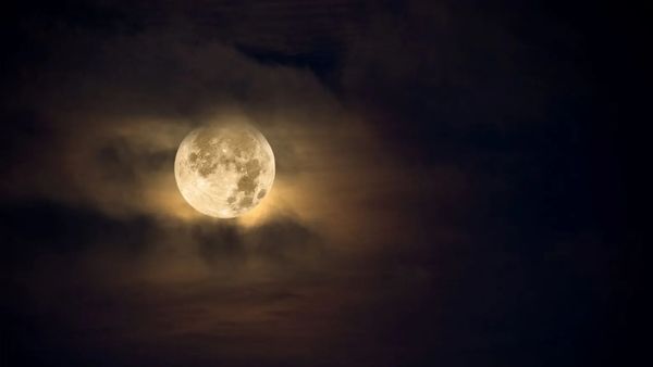 ఈ రాశులవారు చంద్రగ్రహణం చూడొద్దు..చూస్తే నరకమే.. జాగ్రత్త!