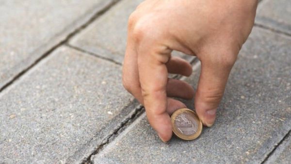 రోడ్డుపై దొరికిన డబ్బును తీసుకుంటున్నారా?