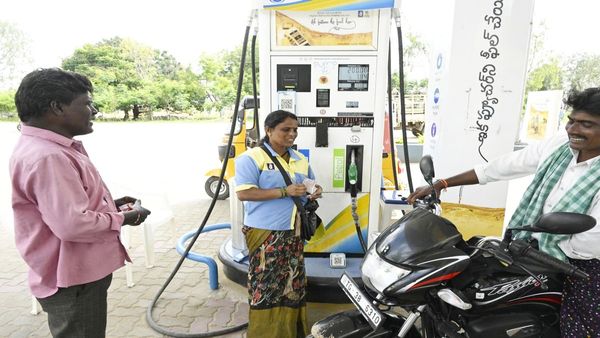 ఆ జిల్లాలో మహిళల పెట్రోల్ బంక్.. 6 నెలల్లోనే భారీ లాభాలు