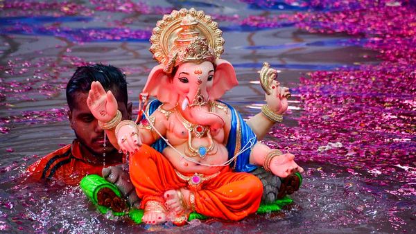 హైదరాబాద్ గణేష్ నిమజ్జన శోభాయాత్రకు ప్రత్యేక అతిథి, నిర్ణయం వెనుక..!!