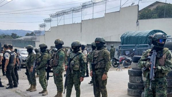 జైల్లో కాల్పుల మోత: క్షణాల్లో 17 మంది ఖైదీల మృతి!