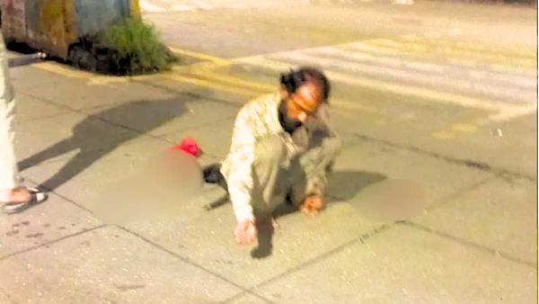 వైరల్ వీడియో: కుక్కను చంపి.. కళ్లు పీకి.. గోలీలు ఆడాడు