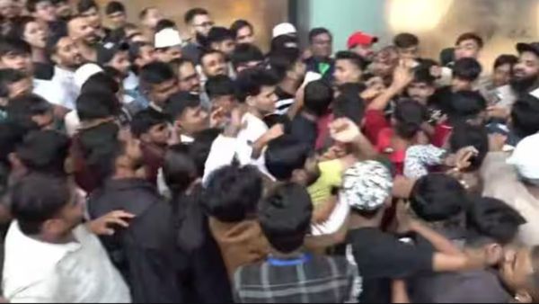 ఇంత ఖాళీగా ఉన్నారేంట్రా: iphone 17 కోసం కొట్టుకున్నారు.. తోసుకున్నారు