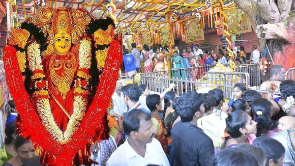 ఇంద్రకీలాద్రిపై భారీ రద్దీ, దర్శనంపై భక్తులకు కీలక సూచనలు..!!