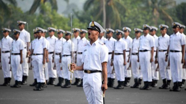 భారీ జీతంతో ఇండియన్ నేవీలో ఉద్యోగాలు.. ఈరోజే లాస్ట్ డేట్ !