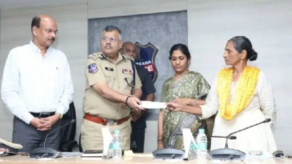 లొంగిపోయిన మోస్ట్ వాంటెడ్ మావోయిస్ట్.. 106 కేసులు, రూ.కోటి రివార్డు !