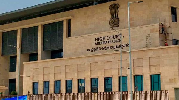 సామాన్యులంటే లెక్కలేదా.. 13 ఏళ్లు ఏం చేశారు.. పోలీసులపై ఏపీ హైకోర్టు సీరియస్ !