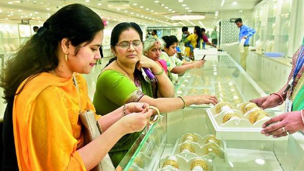  సెప్టెంబర్ 1న తగ్గిన బంగారం ధరలు.. తులం ఎంతంటే..?