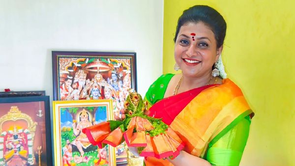 మాజీ మంత్రి రోజా ఇంట దసరా సంబరాలు: పట్టుచీరలో మెరిసిన ఫైర్ బ్రాండ్!