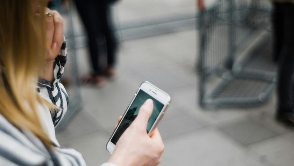 ఫోన్ చూస్తూ ఆ పని చేస్తున్నారా..? మీ కొంప కొల్లేరే