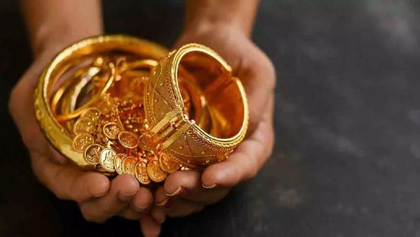  రాకెట్‌లా దూసుకుపోతున్న బంగారం..10 గ్రాములు ఎంతంటే..?