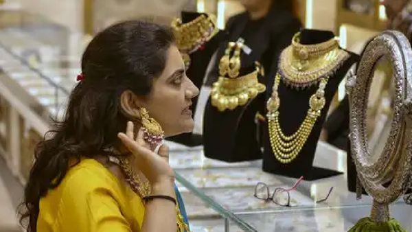 చరిత్ర సృష్టించిన బంగారం.. తులం ఎంతో తెలుసా..?