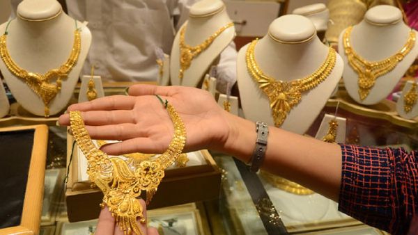  బంగారం  సీన్ రివర్స్..10 గ్రాముల ధర ఎంతంటే..?