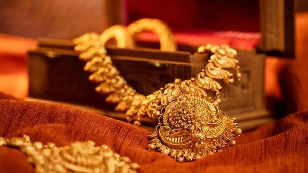  బంగారం ప్రియులు ఎగిరి గంతేసే వార్త