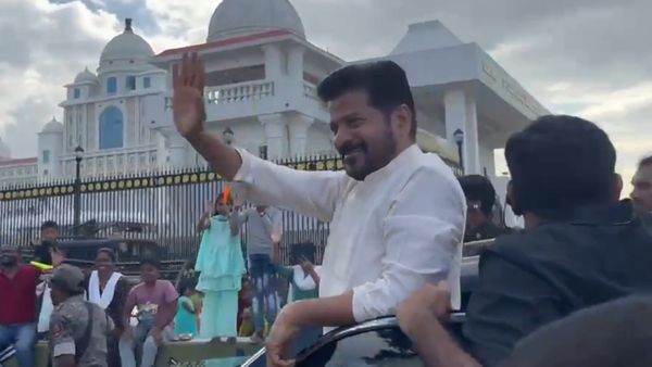 హఠాత్తుగా ట్యాంక్ బండ్ వద్ద కనిపించిన రేవంత్ రెడ్డి