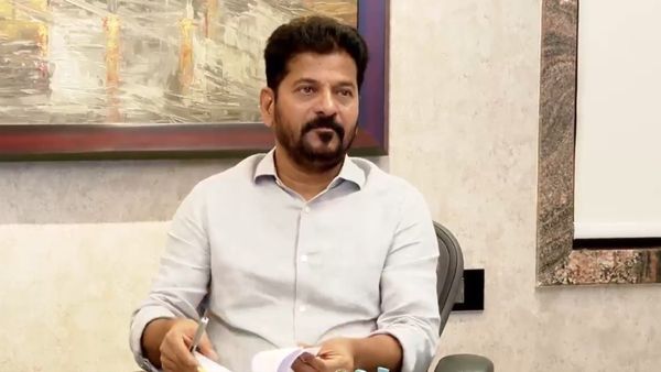 ఓ వైపు రేవంత్- మరో వైపు కేంద్రమంత్రులు: పోటాపోటీ..!!