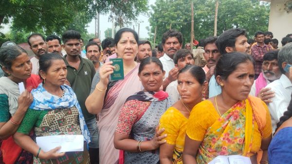  యూరియా కోసం క్యూ లైన్ లో మాజీ మంత్రి - అక్కడే అసలు ట్విస్ట్..!!