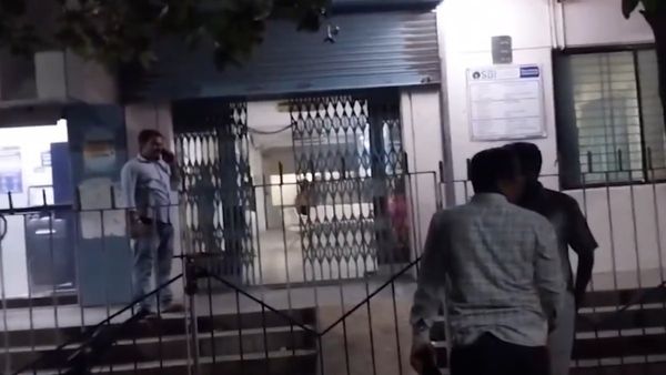 SBIలో రూపాయి మిగల్చకుండా ఊడ్చి పడేశారు: సీసీటీవీ ఫుటేజీలో..