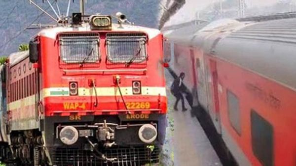 జారిపడిన ప్రయాణికుడి కోసం వెనక్కు మళ్లిన రైలు..!!