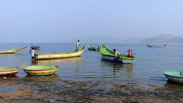 హైదరాబాద్ నుంచి 120 కి.మీ దూరంలోనే వైజాగ్ అందాలు.. చుట్టూ కొండలు.. మధ్యలో ఐల్యాండ్..