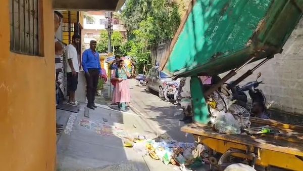 బెంబేలెత్తిపోతున్న బెంగళూరు: ఇళ్ల ముందు చెత్త పడేస్తోన్న మున్సిపల్ సిబ్బంది
