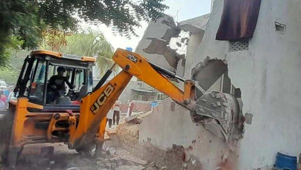 ఏపీ ప్రజలకు బిగ్ షాక్.. ఆ నిర్మాణాల కూల్చివేత!