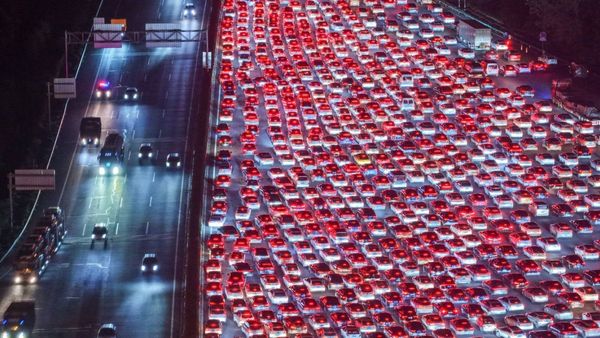 అదేం ట్రాఫిక్ జామ్ రా అయ్యా- 36 లేన్లు కూడా చాల్లేదు