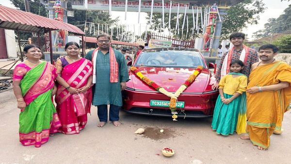 హైదరాబాద్ లో అడుగెట్టిన టెస్లా కారు.. పన్నుల మోతతో షాక్..